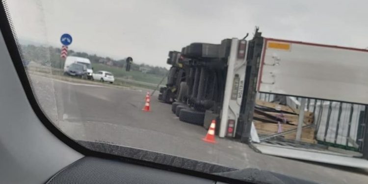 Un camion s-a răsturnat la Florești