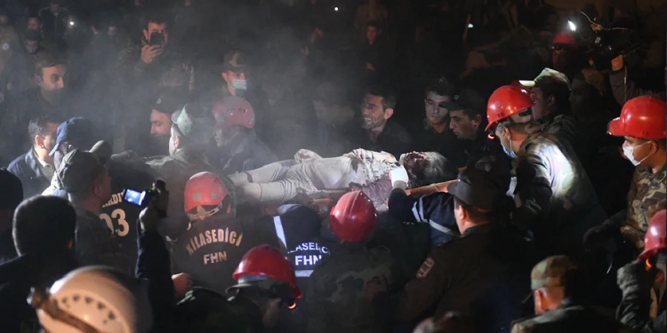 Баку сообщил о 12 погибших и 40 раненых при обстреле Гянджи | FOTO