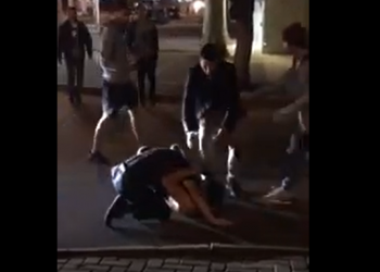 Trecătorii au sărit în ajutorul unui polițist agresat de un bărbat beat, în Chișinău | VIDEO