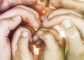 Părinții cu mai mulți copii, care au cel puțin un minor, vor avea poliță de asigurare gratuită