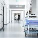 Un bărbat infectat cu virusul COVID-19 a încercat să fugă din spital și a căzut de la etajul patru