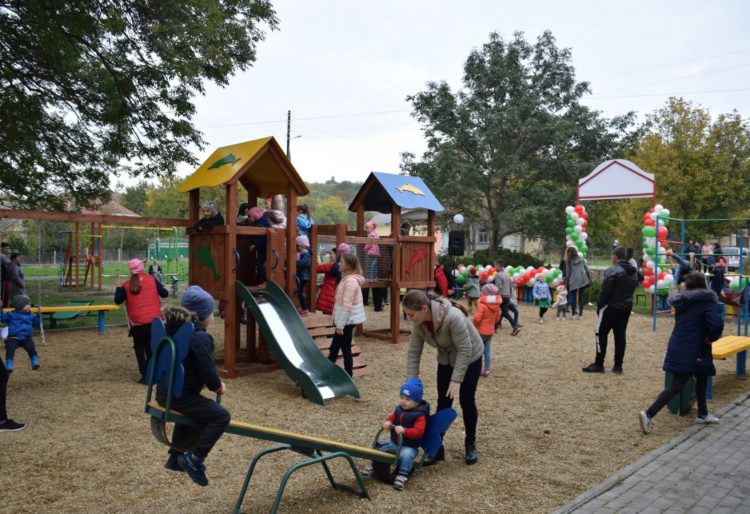 Echipa lui Ilan Șor a inaugurat la Chiperceni și Susleni, raionul Orhei, două terenuri de joacă pentru copii