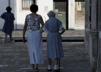 O moldoveancă care îngrijea de o bătrână în Italia, acuzată că a furat 300.000 de euro și a dispărut