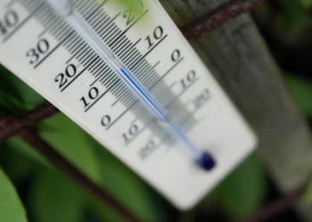 Frig afară, dar și mai frig în școlile și grădinițele din Chișinău. De ce sute de elevi și preșcolari sunt nevoiți să înghețe în sălile de clasă | VIDEO