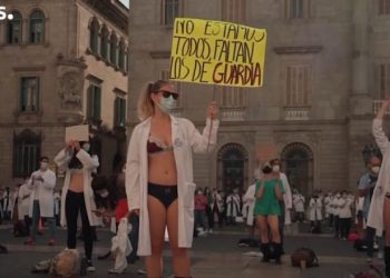 Proteste fără precedent în Spania. Medicii rezidenți s-au dezbrăcat în stradă