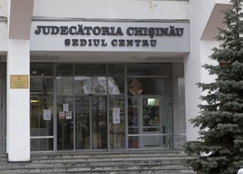 Руины в Центральном суде Кишинёва: Сотрудники и посетители недовольны тем, что вынуждены  перешагивать груды камней | VIDEO