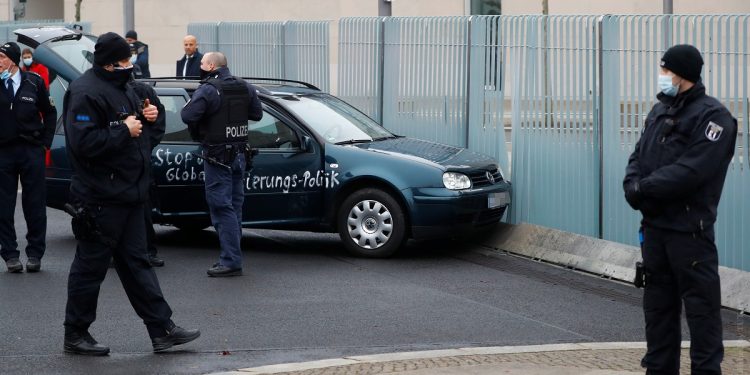 В ворота резиденции Меркель врезался автомобиль с надписью «Вы чертовы убийцы детей и стариков» | VIDEO