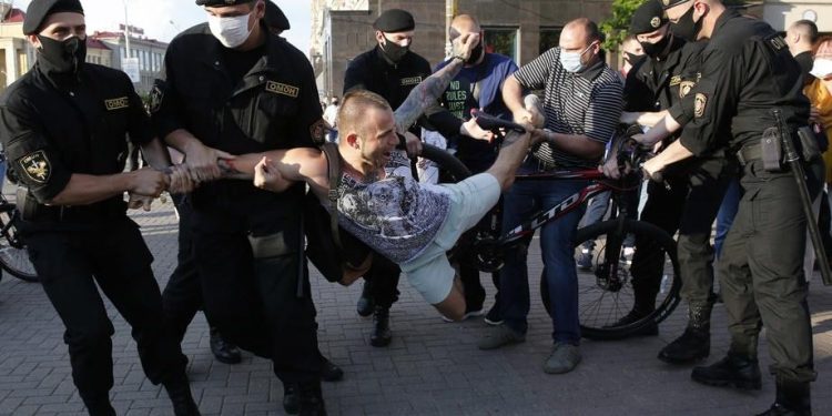 Число задержанных на акциях протеста в Беларуси превысило 1 тыс.