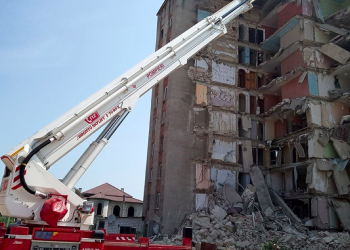 Продолжаются работы по сносу обрушившейся многоэтажке в Атаках