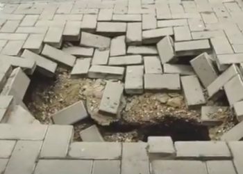 На одной из столичных улиц образовалась внушительная яма. Кишиневцы возмущены очередным опасным «сюрпризом» | VIDEO