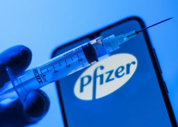Выход на рынок COVID-вакцины от Pfizer откладывается