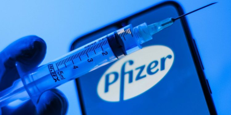 Выход на рынок COVID-вакцины от Pfizer откладывается