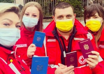 Медики из Молдовы проживающие в Парме после ночной смены пришли на избирательный участок