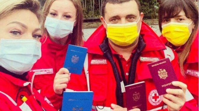 Медики из Молдовы проживающие в Парме после ночной смены пришли на избирательный участок