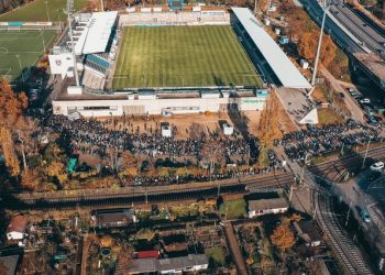 Mii de moldoveni din Frankfurt au format o coadă imensă în așteptarea votului