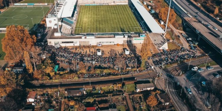 Mii de moldoveni din Frankfurt au format o coadă imensă în așteptarea votului