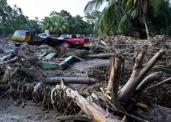 Разрушительный ураган «Йота» бушует в Центральной Америке. Минимум 12 человек стали жертвами стихии | VIDEO