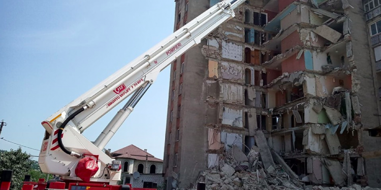 Продолжаются работы по сносу обрушившейся многоэтажке в Атаках