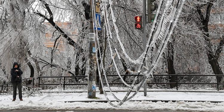 Погода выходит из-под контроля: В одном из регионов России аномальное обледенение. 150 тысяч человек остались без воды и света | VIDEO