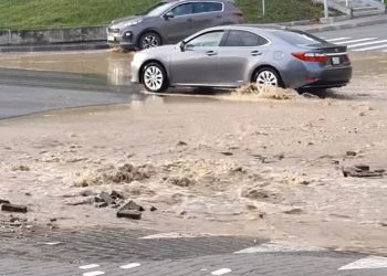 Un jet de apă iese din asfaltul proaspăt renovat de pe strada Albișoara din Chișinău