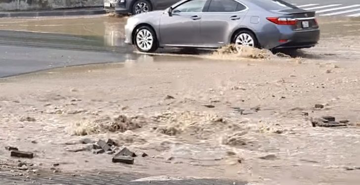 Un jet de apă iese din asfaltul proaspăt renovat de pe strada Albișoara din Chișinău