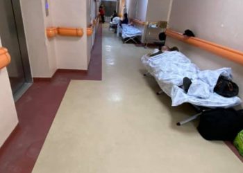 В Бухаресте COVID-пациентов начали размещать в коридорах