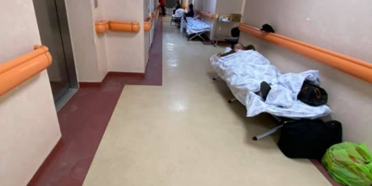 В Бухаресте COVID-пациентов начали размещать в коридорах