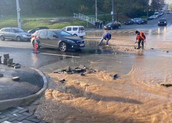 Strada Albișoara din centrul capitalei, din nou inundată, iar mai mulți locuitori din sector au rămas fără apă la robinet. Cum explică aceasta Ion Ceban | VIDEO