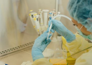 Un nou lot de teste pentru depistarea COVID-19 și sute de utilaje medicale au fost livrate R. Moldova