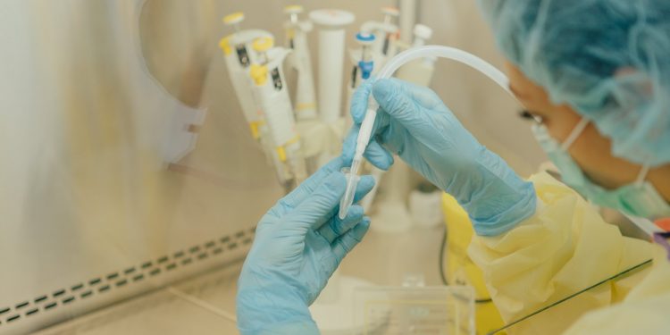 Un nou lot de teste pentru depistarea COVID-19 și sute de utilaje medicale au fost livrate R. Moldova