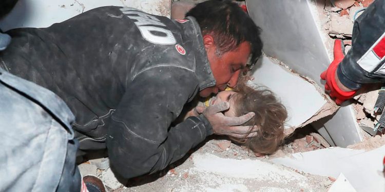 O nouă minune în Turcia. Ayla, în vârstă de patru ani, a fost salvată de sub din dărâmături la 91 de ore de la cutremurul din Izmir