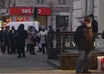 Vârstnicii fac de dimineață cozi la magazine: Cel mai mare combinat de panificație din țară a scumpit prețul la unele produse | VIDEO