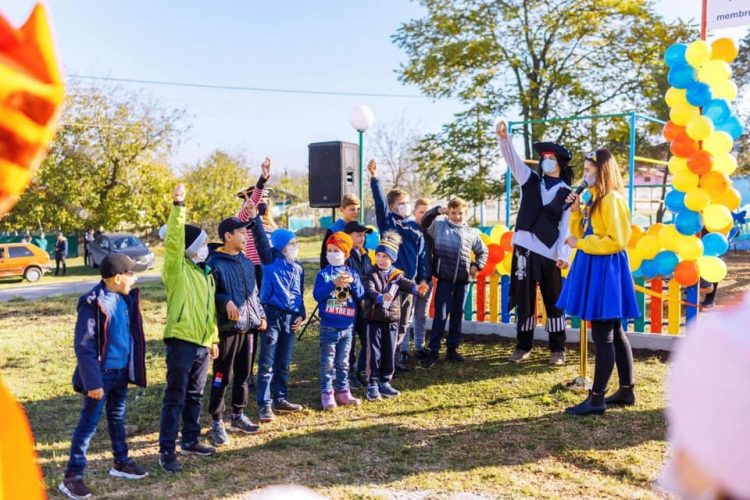 Deputata Platformei Parlamentare „Pentru Moldova” Eleonora Graur a amenajat un teren de joacă pentru copii