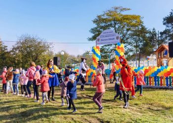 Deputata Platformei Parlamentare «Pentru Moldova» Eleonora Graur a amenajat un teren de joacă pentru copii