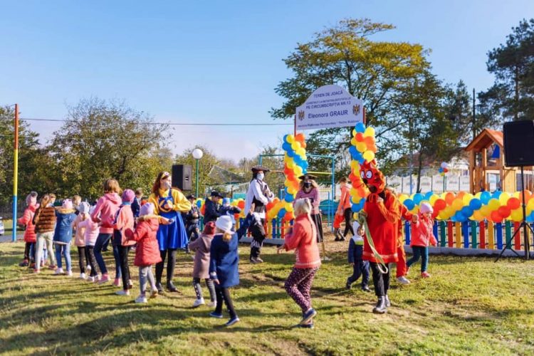 Deputata Platformei Parlamentare „Pentru Moldova” Eleonora Graur a amenajat un teren de joacă pentru copii