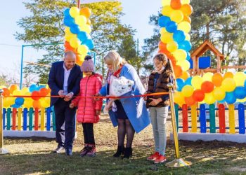 Deputata Platformei Parlamentare «Pentru Moldova» Eleonora Graur a amenajat un teren de joacă pentru copii