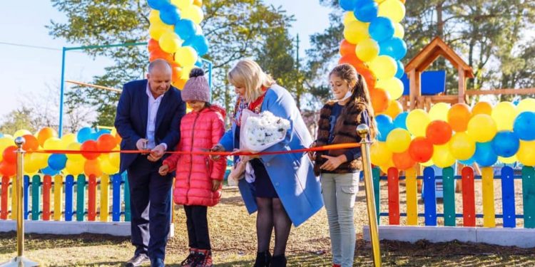 Deputata Platformei Parlamentare «Pentru Moldova» Eleonora Graur a amenajat un teren de joacă pentru copii