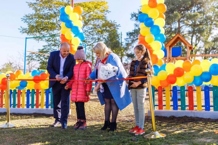 Deputata Platformei Parlamentare „Pentru Moldova” Eleonora Graur a amenajat un teren de joacă pentru copii
