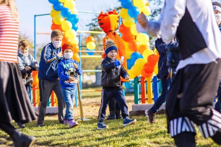 Deputata Platformei Parlamentare „Pentru Moldova” Eleonora Graur a amenajat un teren de joacă pentru copii