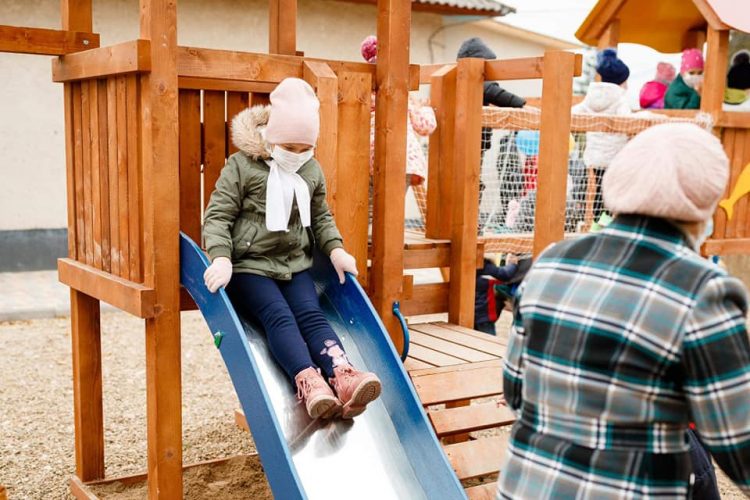 Un teren de joacă pentru copii a fost amenajat la inițiativa deputatului Platformei „Pentru Moldova”, Corneliu Padnevici, într-un sat din raionul Soroca