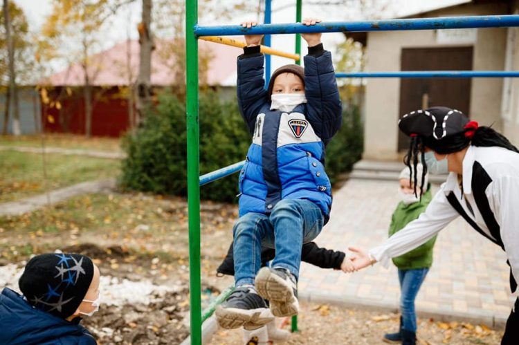 Un teren de joacă pentru copii a fost amenajat la inițiativa deputatului Platformei „Pentru Moldova”, Corneliu Padnevici, într-un sat din raionul Soroca