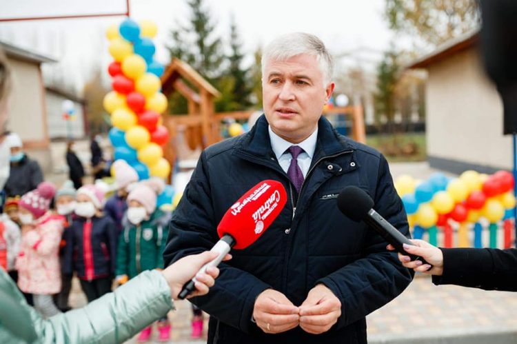 Un teren de joacă pentru copii a fost amenajat la inițiativa deputatului Platformei „Pentru Moldova”, Corneliu Padnevici, într-un sat din raionul Soroca
