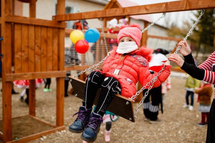 Un teren de joacă pentru copii a fost amenajat la inițiativa deputatului Platformei „Pentru Moldova”, Corneliu Padnevici, într-un sat din raionul Soroca