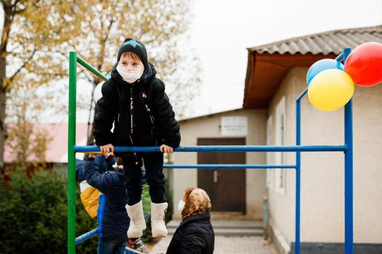 Un teren de joacă pentru copii a fost amenajat la inițiativa deputatului Platformei „Pentru Moldova”, Corneliu Padnevici, într-un sat din raionul Soroca