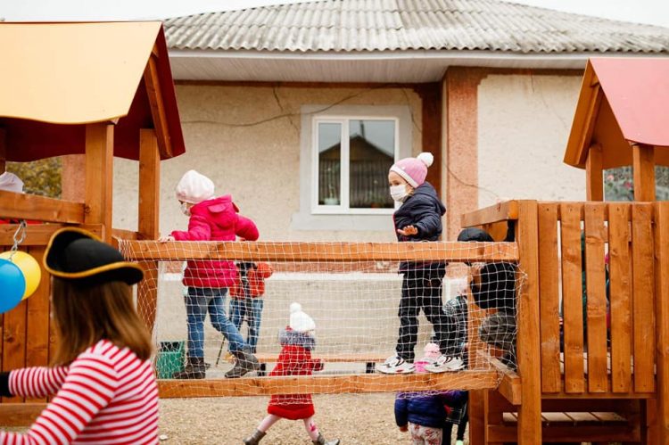 Un teren de joacă pentru copii a fost amenajat la inițiativa deputatului Platformei „Pentru Moldova”, Corneliu Padnevici, într-un sat din raionul Soroca