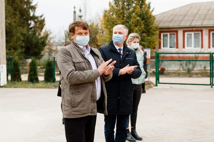Un teren de joacă pentru copii a fost amenajat la inițiativa deputatului Platformei „Pentru Moldova”, Corneliu Padnevici, într-un sat din raionul Soroca