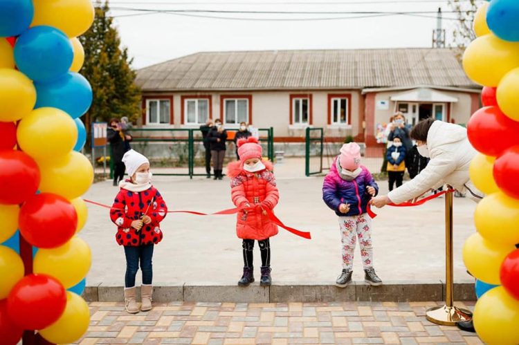 Un teren de joacă pentru copii a fost amenajat la inițiativa deputatului Platformei „Pentru Moldova”, Corneliu Padnevici, într-un sat din raionul Soroca