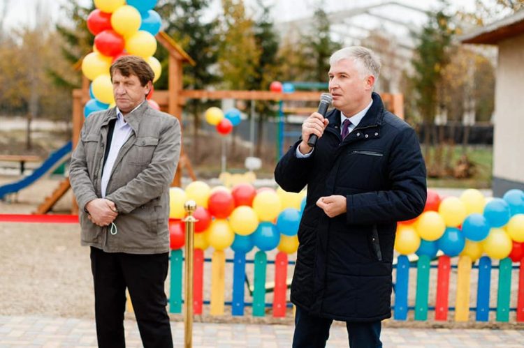 Un teren de joacă pentru copii a fost amenajat la inițiativa deputatului Platformei „Pentru Moldova”, Corneliu Padnevici, într-un sat din raionul Soroca