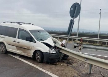 Accident înfricoșător la Telenești! O mașină, străpunsă de bara care delimitează benzile de circulație