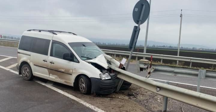 Accident înfricoșător la Telenești! O mașină, străpunsă de bara care delimitează benzile de circulație